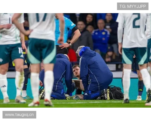 左脚踝受伤,尼科-威廉斯赛后拄拐离开球场